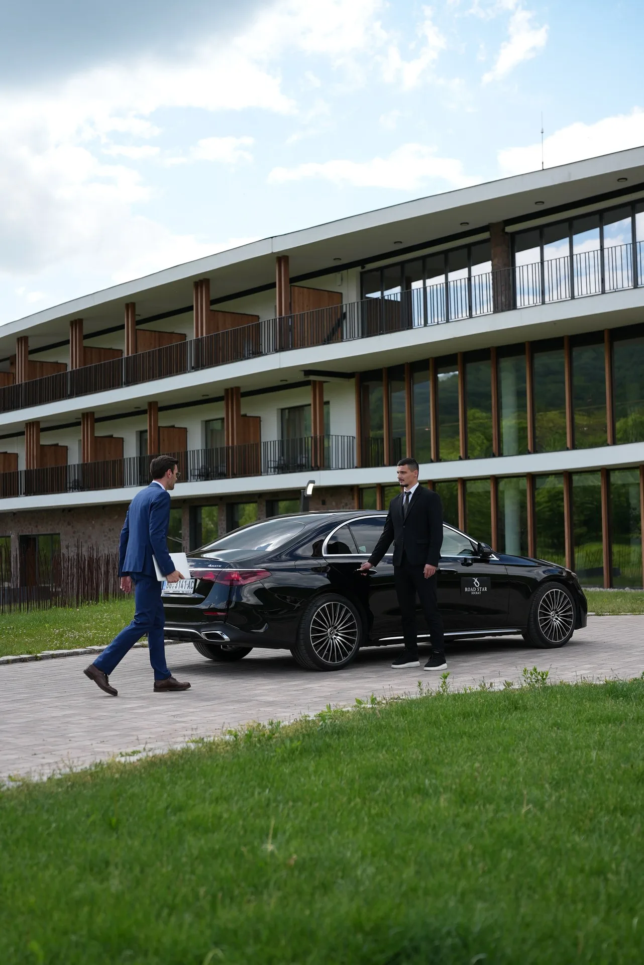 Vozač Socrat Road Star otvara vrata Mercedes S-klase klijentu